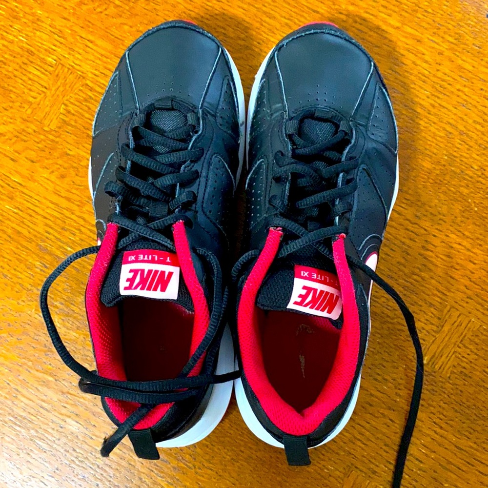 Nike T-Lite XL Tennis Shoes size 8.